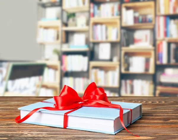 Şerit yay ile hediye olarak kitap 