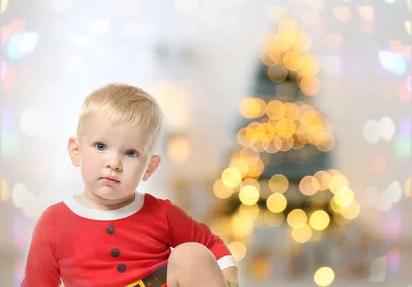 Aranyos baba ruha Santa's helper és karácsonyfa háttér. Ünnepek ünnepe koncepció — Stock Fotó