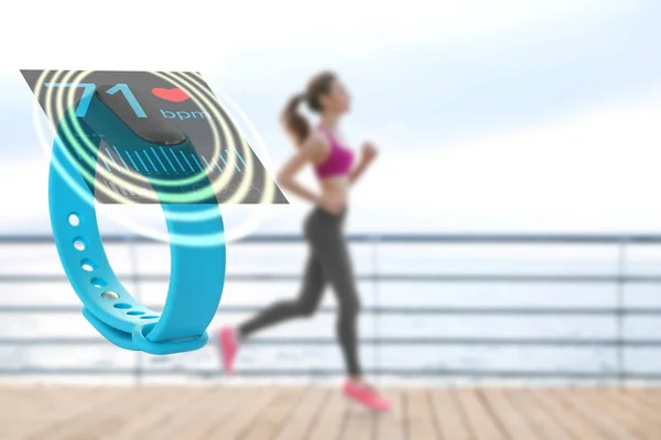 Fitness-Tracker und Lauffrau im Hintergrund — Stockfoto