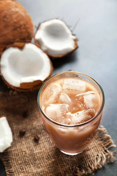 Стакан холодного кокосового кофе — стоковое фото