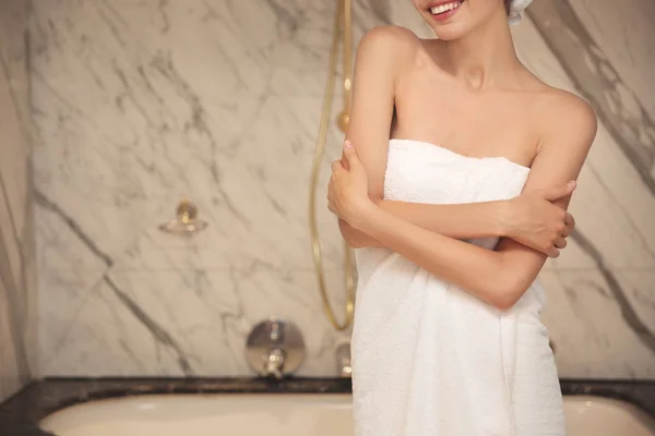 Hermosa mujer en el baño — Foto de Stock