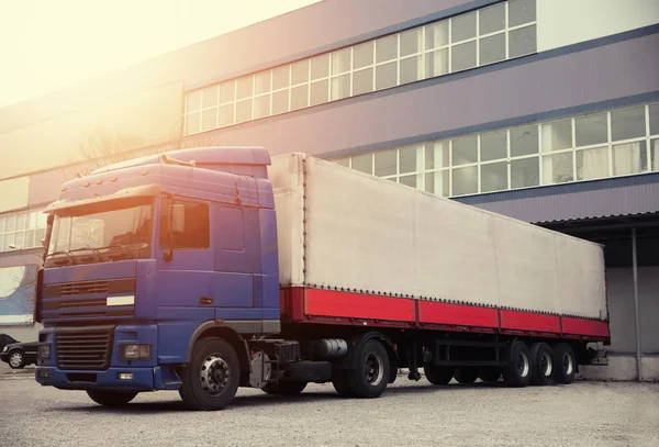 Moderna Semi Truck — Stockfoto