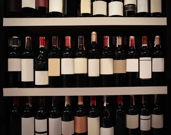 Botellas de vino en la tienda — Foto de Stock