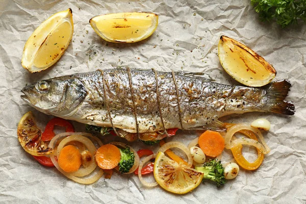 Sabroso pescado con verduras a la parrilla — Foto de Stock