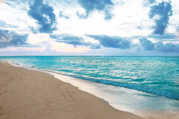 Malerischer Strand am Meer — Stockfoto