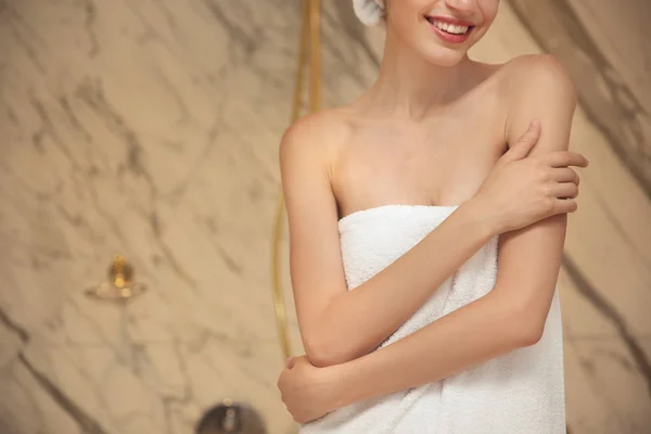 Mooie vrouw in badkamer — Stockfoto