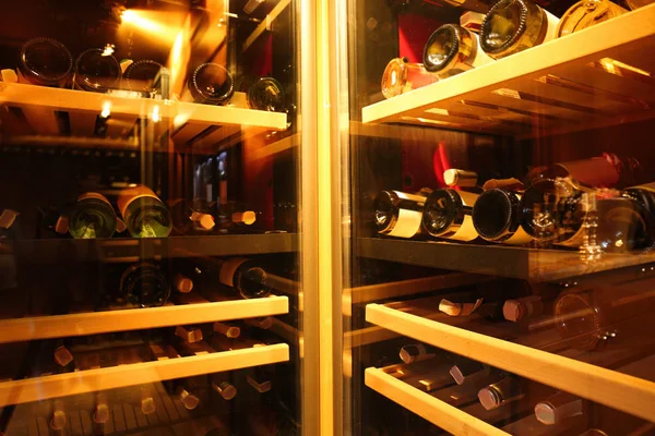 Botellas de vino en la tienda — Foto de Stock