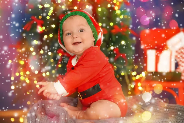 可爱的婴孩在圣诞老人助手和圣诞树的服装背景 假日庆祝概念 — 图库照片