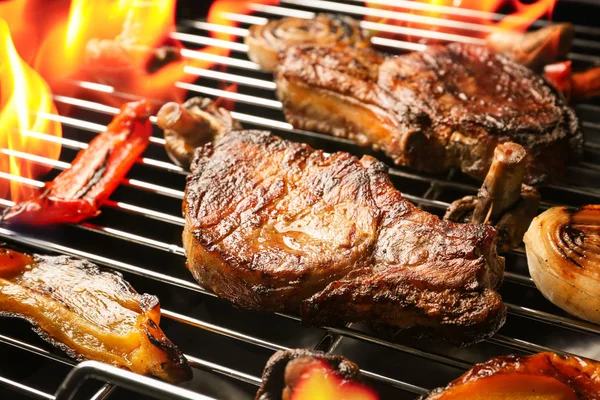 Leckeres Steak mit Gemüse — Stockfoto