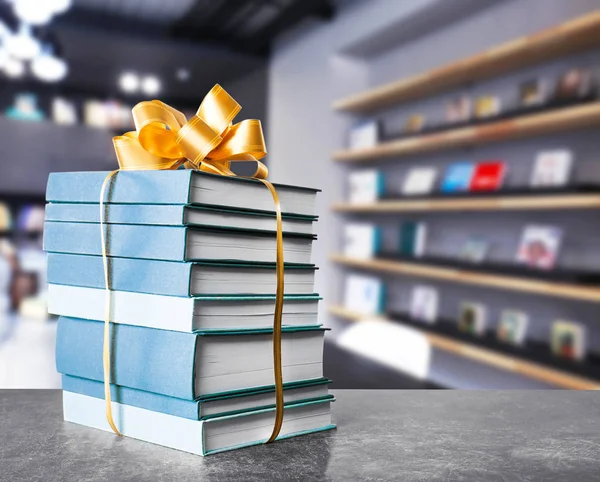 Knihy s stuhou luk jako dárek — Stock fotografie