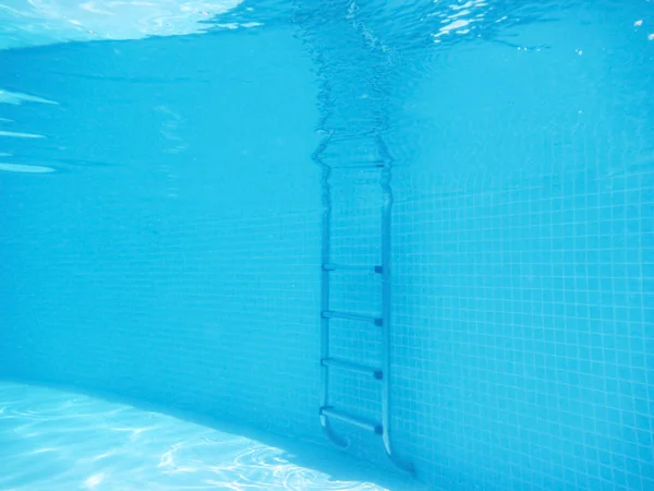 Γαλάζια νερά στην πισίνα — Φωτογραφία Αρχείου