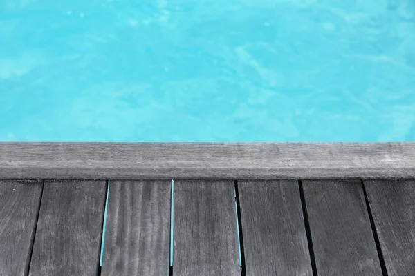 Wooden pontoon on sea beach — Stock Photo, Image