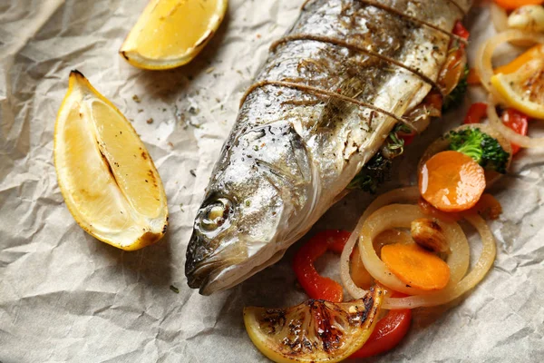 Sabroso pescado con verduras a la parrilla — Foto de Stock