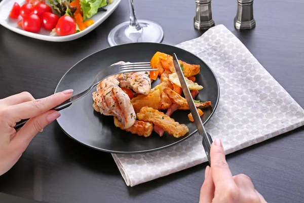 Mujer comiendo carne de pollo a la plancha —  Fotos de Stock