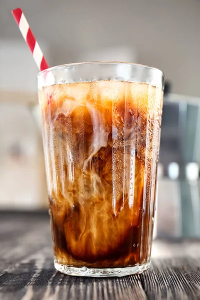 Cam soğuk bira kahve ve süt ile 