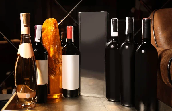 Бутылки вина на подносе в магазине — стоковое фото