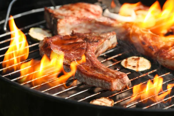 Heerlijke steak op de grillen van raster en vlam — Stockfoto
