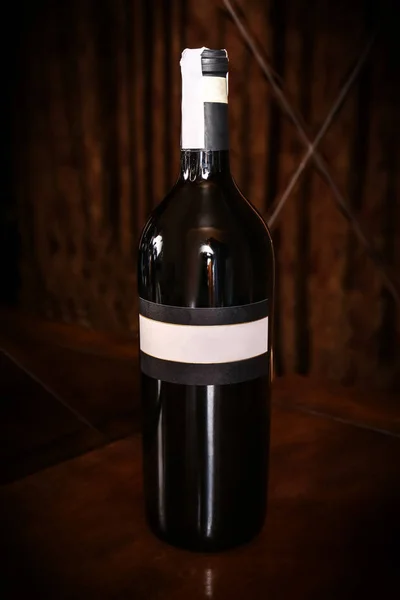Flaska vin på bordet — Stockfoto