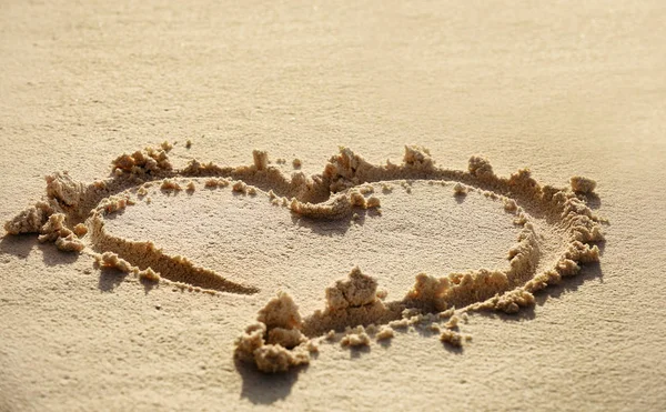 Kalbinde sahil kumu üzerinde çizim — Stok fotoğraf