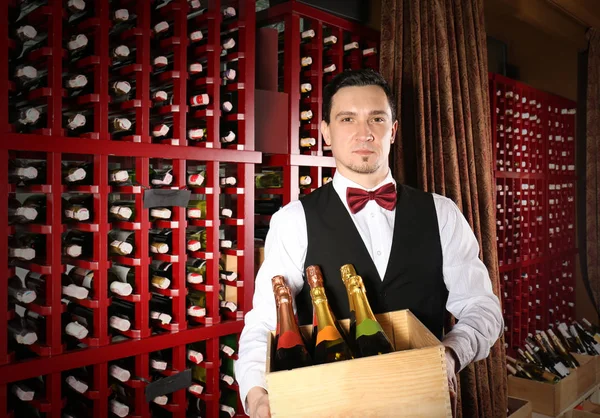 Sommelier Бутылками Вина Деревянном Ящике Магазине — стоковое фото