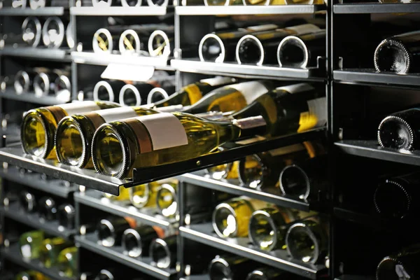 Botellas de vino en la tienda —  Fotos de Stock