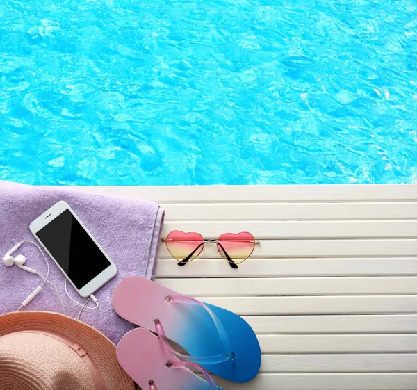 Set de playa con smartphone para vacaciones de verano — Foto de Stock