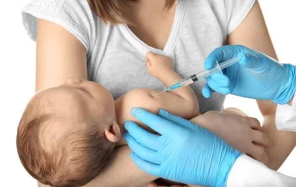 Dokter vaccinerend baby op witte achtergrond — Stockfoto