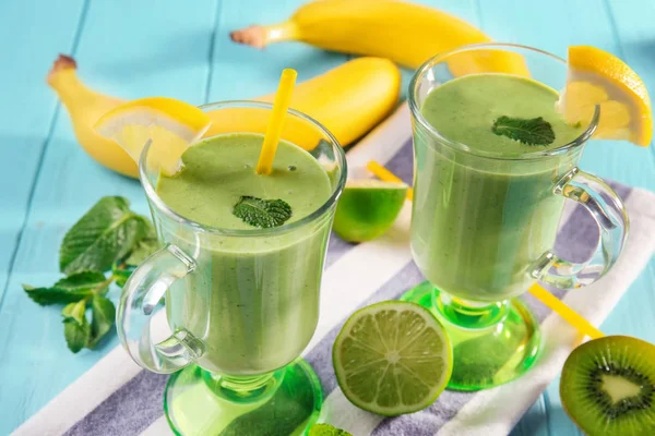 Taze sıkılmış suyu gözlük 