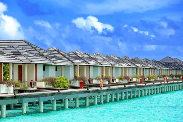 Strand huizen in tropische resort — Stockfoto