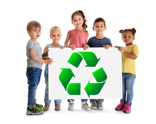 Niños pequeños sosteniendo póster con signo de reciclaje sobre fondo blanco. Ecología y medio ambiente —  Fotos de Stock