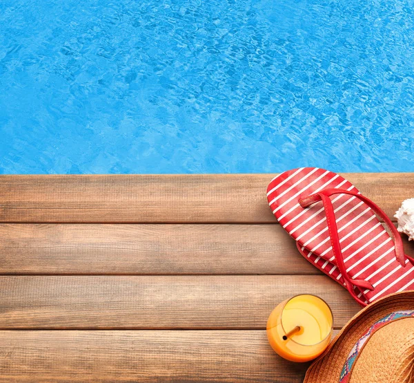 Parmak arası terlik ve kokteyl bardak 