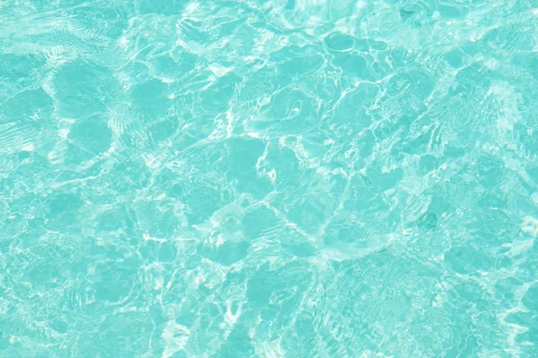 Agua clara en el balneario —  Fotos de Stock
