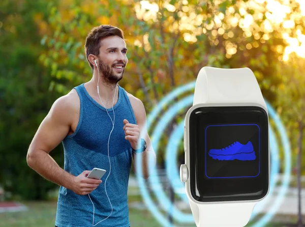 SmartWatch a běžící muž na pozadí — Stock fotografie