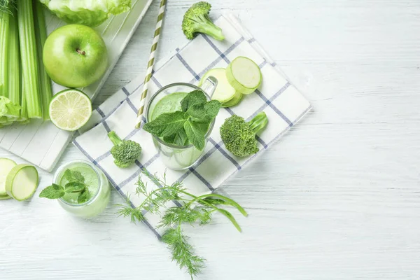 Taze sıkılmış suyu gözlük 