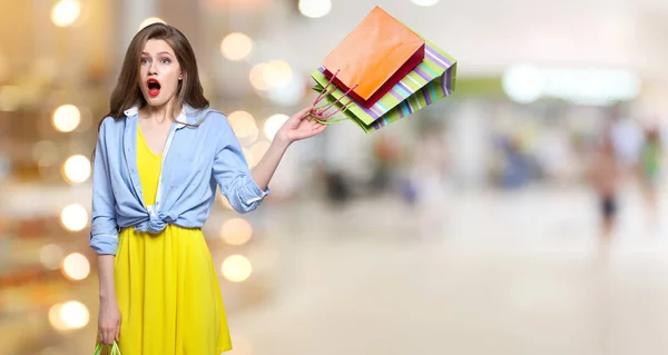 Mujer joven con bolsas de compras — Foto de Stock