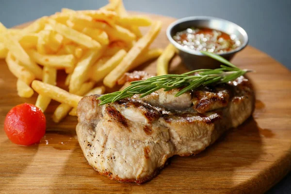 Leckeres Steak vom Grill und Pommes frites — Stockfoto