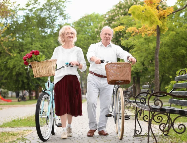 Feliz pareja de ancianos con bicicletas — Foto de Stock