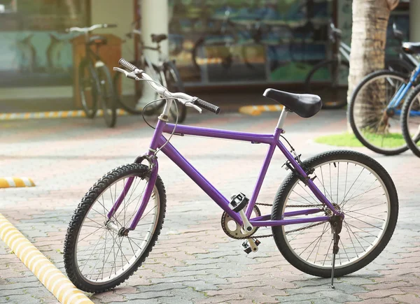 Bicicleta estacionada ao ar livre — Fotografia de Stock