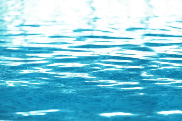 Blaues Wasser im Schwimmbad — Stockfoto