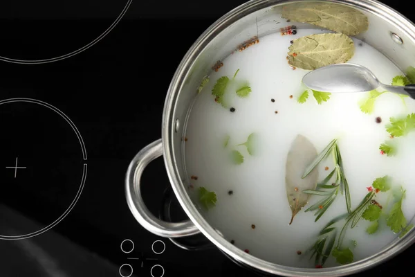 Кулінарний горщик зі смаком розсолу для індички — стокове фото
