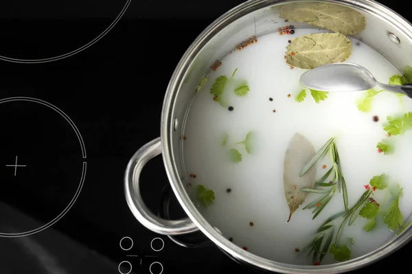 Cooking pot with flavored brine for turkey — Stock Photo, Image