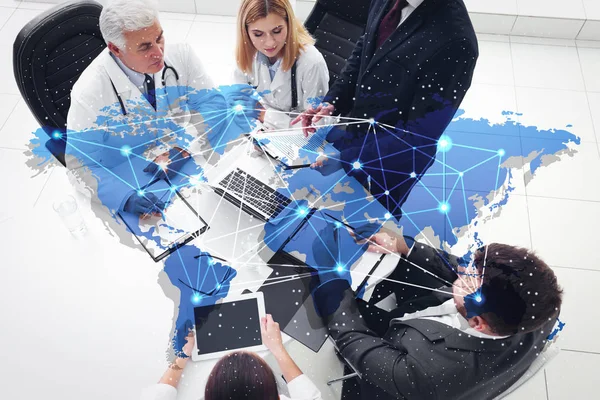 Weltkarte Und Team Von Medizinischem Personal Hintergrund Beratungskonzept — Stockfoto