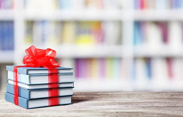 Livros com laço de fita como presente — Fotografia de Stock