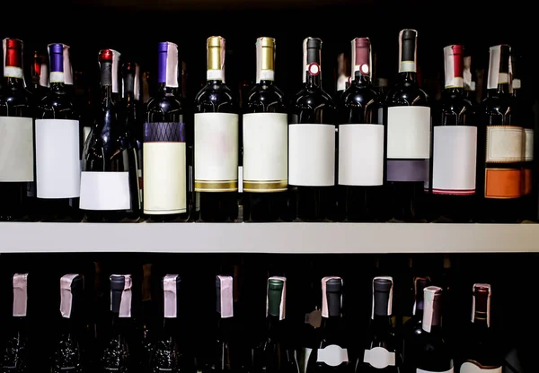 Bttles di vino in negozio — Foto Stock