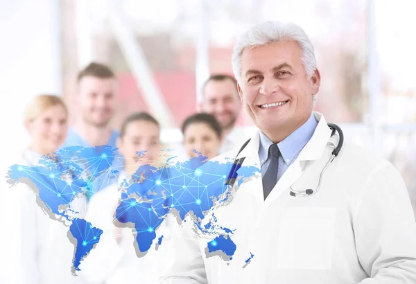 Personal Médico Mapa Del Mundo Sobre Fondo Claro Concepto Consultoría — Foto de Stock