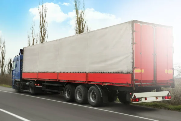 Moderne Semi vrachtwagen — Stockfoto