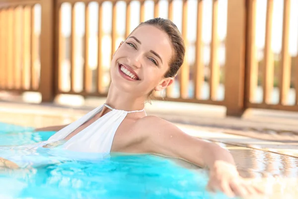 Mujer atractiva en la piscina —  Fotos de Stock