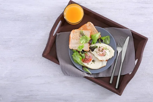 Desayuno casero sabroso con huevos fritos —  Fotos de Stock