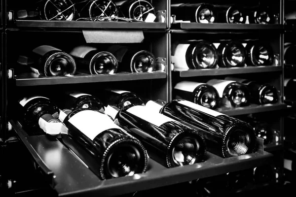 Botellas de vino en la tienda — Foto de Stock