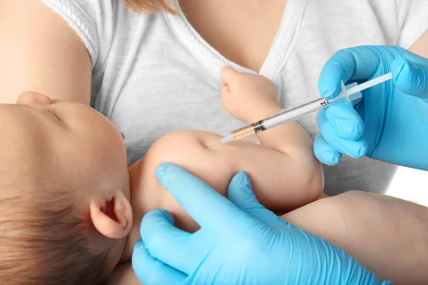 Dokter vaccinerend schattige baby, close-up — Stockfoto